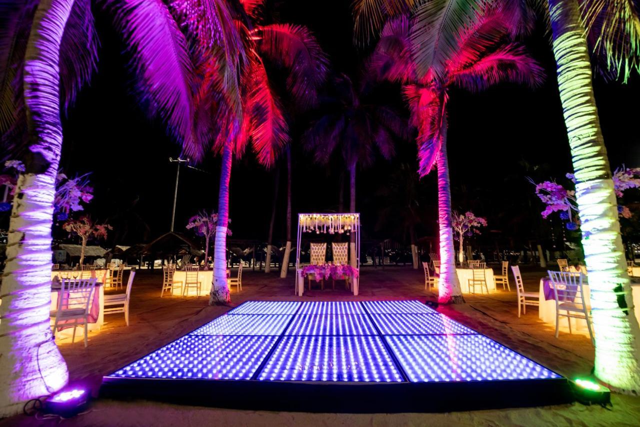 เอมโปริโอ อกาปุลโก Hotel อากาปุลโก ภายนอก รูปภาพ A dance floor with LED lights