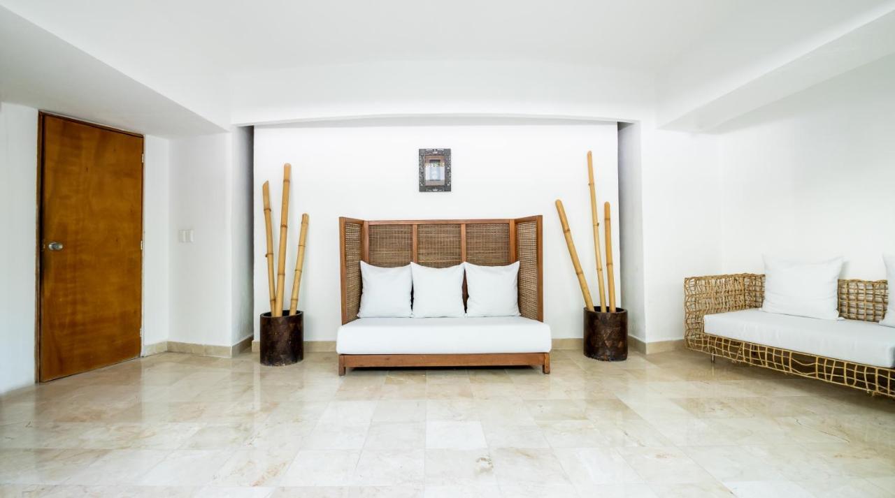 เอมโปริโอ อกาปุลโก Hotel อากาปุลโก ภายนอก รูปภาพ A room at the hotel
