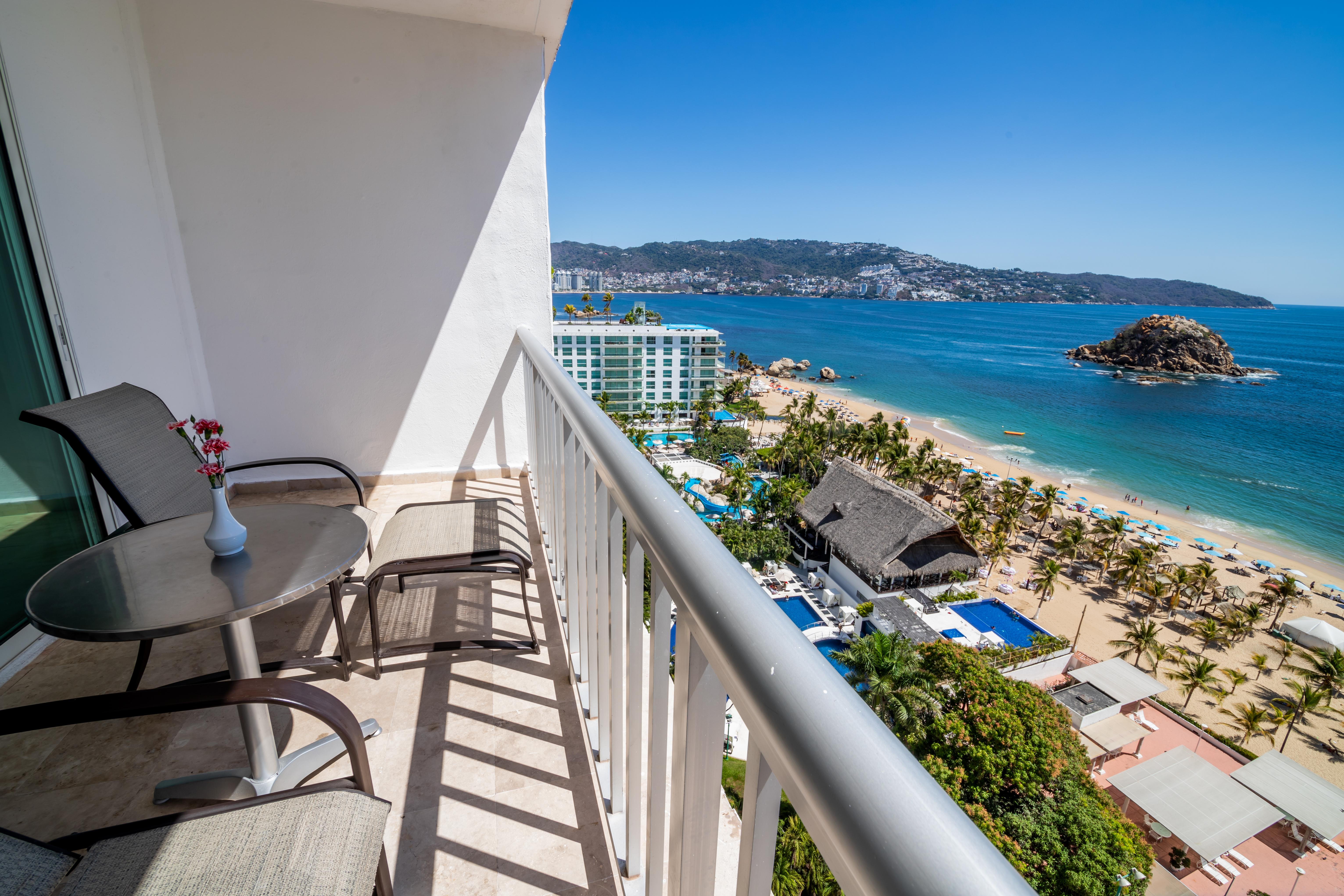 เอมโปริโอ อกาปุลโก Hotel อากาปุลโก ภายนอก รูปภาพ View of the Bay of Acapulco from a hotel