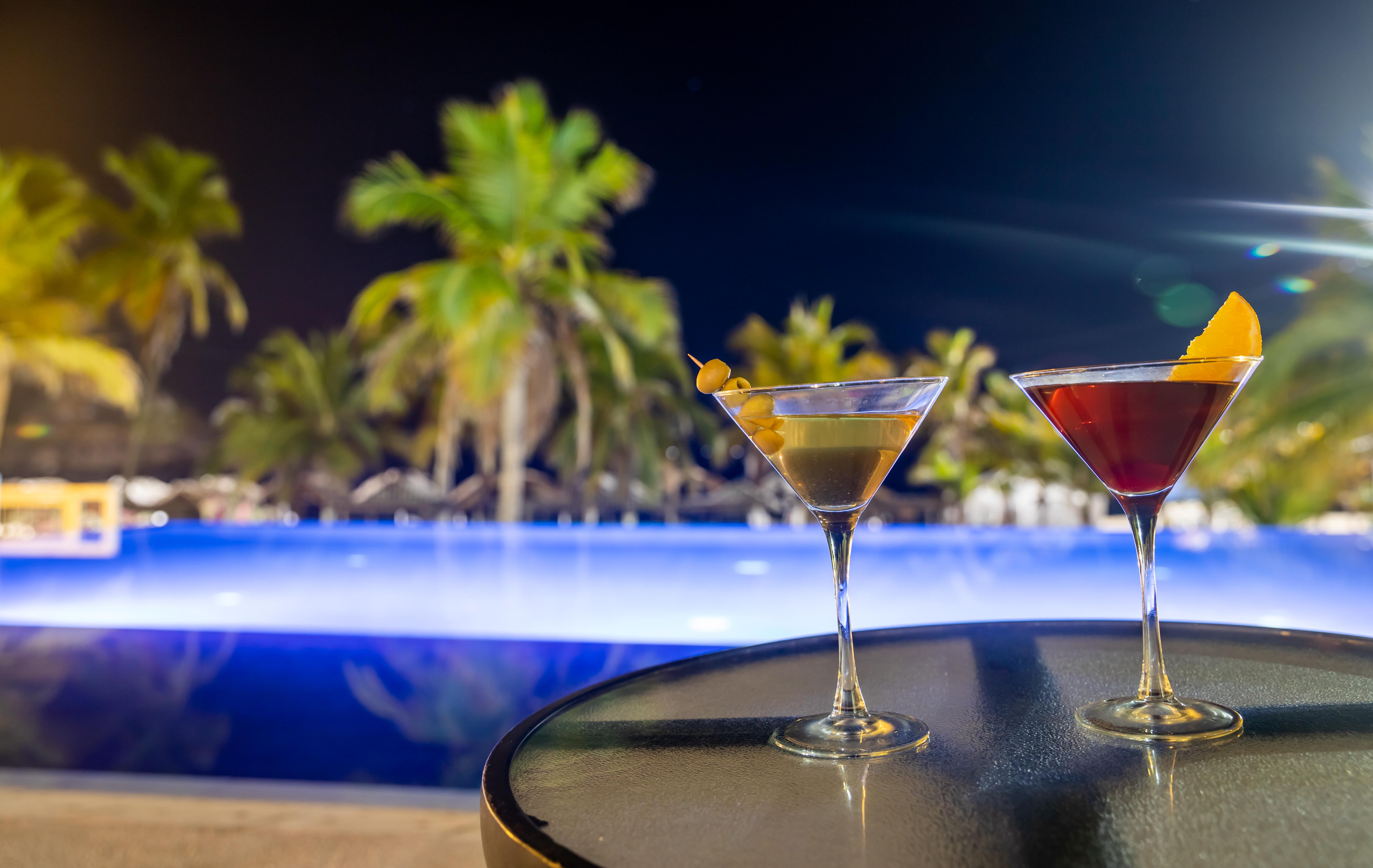 เอมโปริโอ อกาปุลโก Hotel อากาปุลโก ภายนอก รูปภาพ Cocktails at the pool
