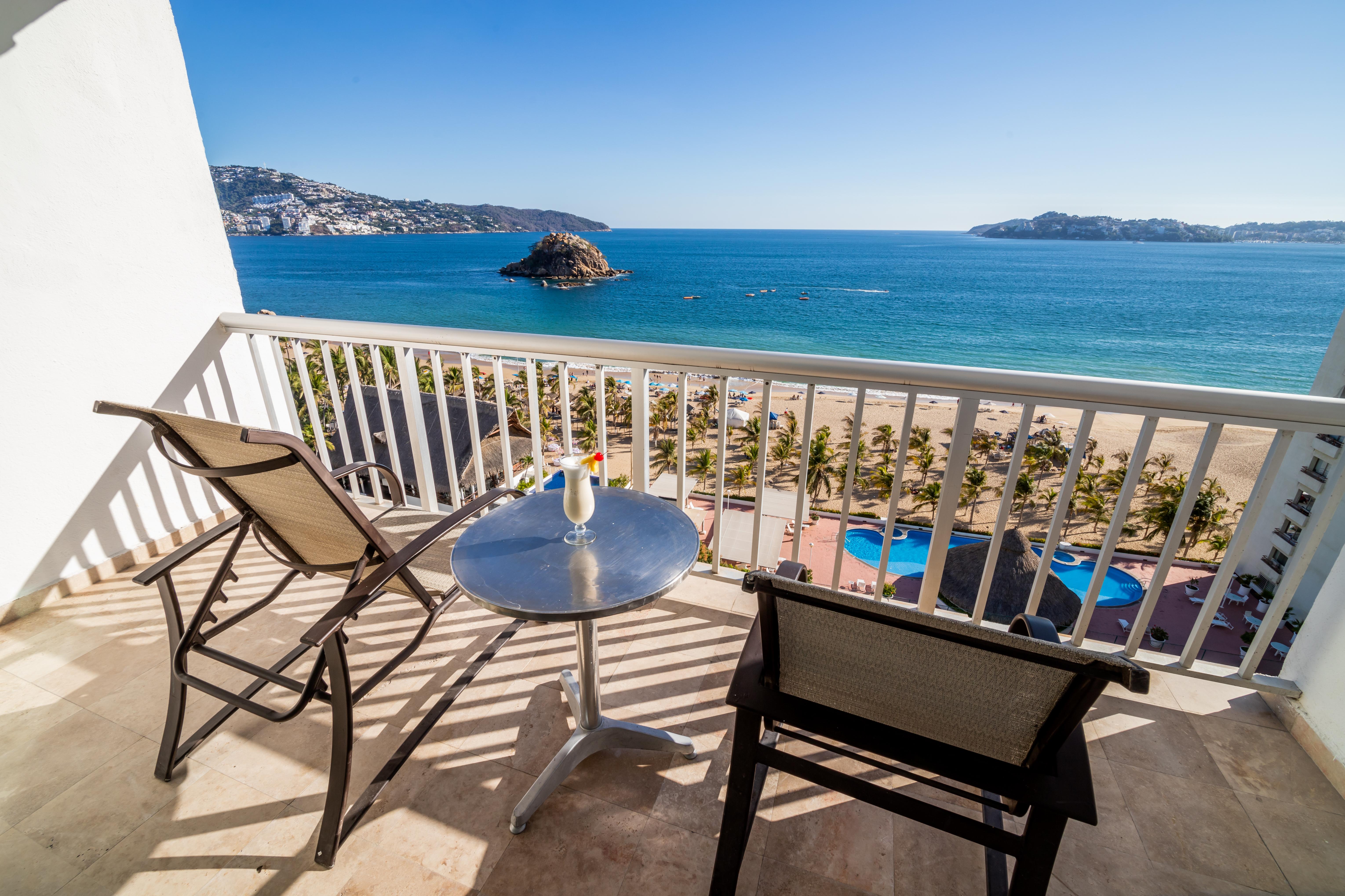 เอมโปริโอ อกาปุลโก Hotel อากาปุลโก ภายนอก รูปภาพ Balcony with a view of the sea